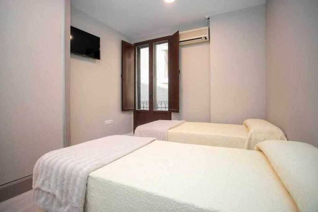 Hostal Viena Plaza Nueva Granada Eksteriør billede